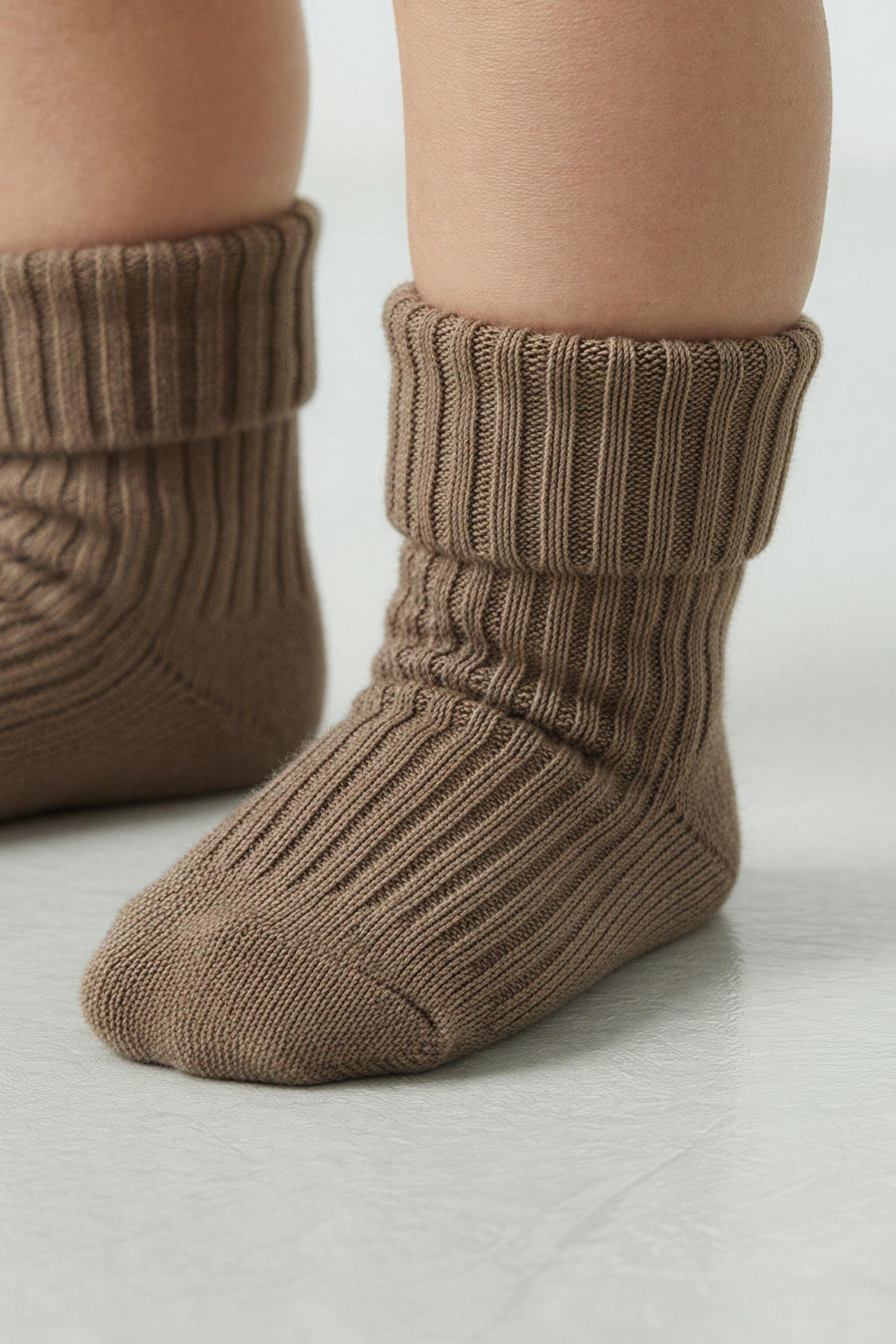LOT DE QUATRE CHAUSSETTES COULEURS EN BOÎTE